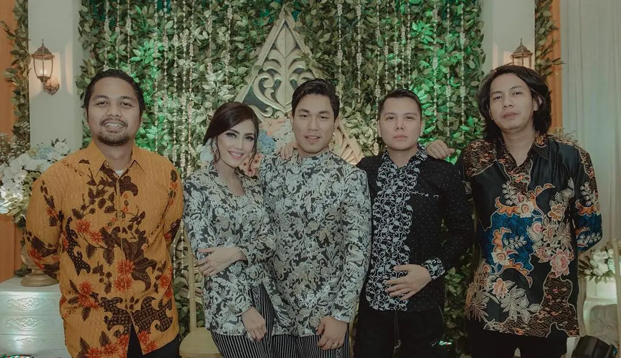 "Dan yang lebih harus dipikirin lagi, bukan bentuk resepsinya, riasannya, dekornya, tapi lebih bagaimana dekornya kita pada hari-hari menjalani rumah tangga. Jadi gimana cara mendekorasi kehidupan berumah tangga," kata Rizal. (Instagram/monicaimas)