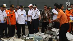 Menteri Perhubungan, Budi Karya Sumadi (ketiga kiri) mengecek barang yang diduga milik penumpang Lion Air JT 610 di Pelabuhan JICT 2, Jakarta, Selasa (30/10). Sejumlah barang ditemukan petugas dalam operasi pencarian. (Liputan6.com/Helmi Fithriansyah)