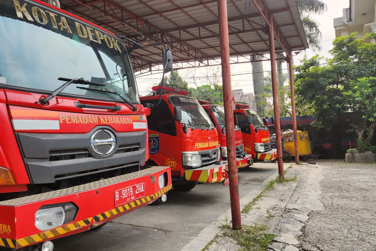 Mobil pemadam yang terparkir di Mako DPKP Kota Depok. (Liputan6.com/Dicky Agung Prihanto)