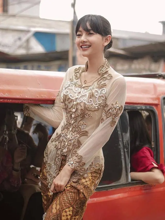 Artis cantik naik angkot (Instagram/@angkotindonesia)