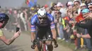 Pebalap Alpecin-Deceuninck, Mathieu Van der Poel memacu sepedanya saat ajang balap sepeda Paris Roubaix 2023 yang menempuh Compiegne hingga Roubaix, Prancis utara, 9 April 2023. (AFP/Pool/Bernard Papon)