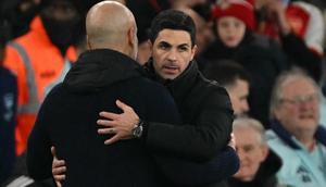 Manajer Manchester City asal Spanyol, Pep Guardiola (kiri), dan manajer Arsenal asal Spanyol, Mikel Arteta (kanan), berpelukan setelah pertandingan Liga Primer Inggris antara Arsenal dan Manchester City di Stadion Emirates di London pada 2 Februari 2025. Arsenal memenangkan pertandingan dengan skor 5-1. (Glyn KIRK/AFP)