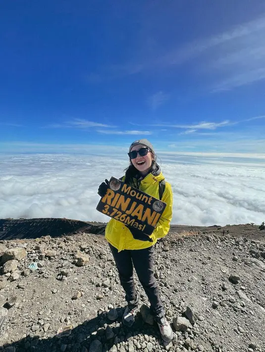 Kebahagiaan Febby Rastanty saat berhasil mendaki Gunung Rinjani. Berdiri di ketinggian 3.726 mdpl, Febby tampak seperti berada di atas awan. (Foto: Instagram/ febbyrastanty)