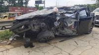 Selebgram Laura Anna mengunggah foto kondisi mobilnya saat kecelakaan bersama Gaga Muhammad (https://www.instagram.com/p/CXNAB9xPa_g/)