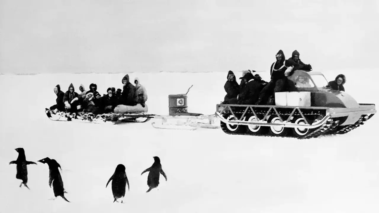 Sir Edmund Hillary dari Selandia Baru mengendarai kereta luncur mobil "Muskeg", di pangkalan Shackleton pada bulan Januari 1958 (AFP/Arsip)