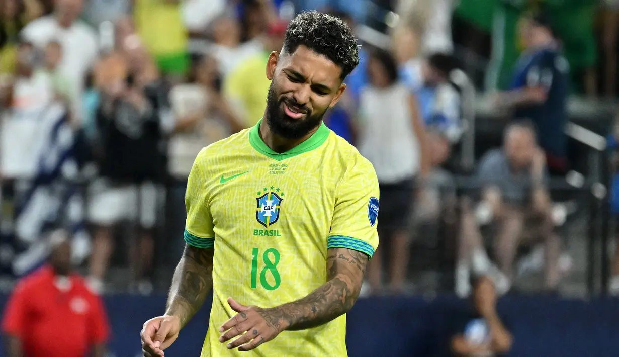 Ekspresi kecewa pemain Brasil, Douglas Luiz setelah gagal mencetak gol ke gawang Uruguay pada babak adu penalti laga perempat final Copa America 2024 di Allegiant Stadium, Las Vegas, Nevada, Minggu (07/07/2024) WIB. (AFP/Robyn Beck)