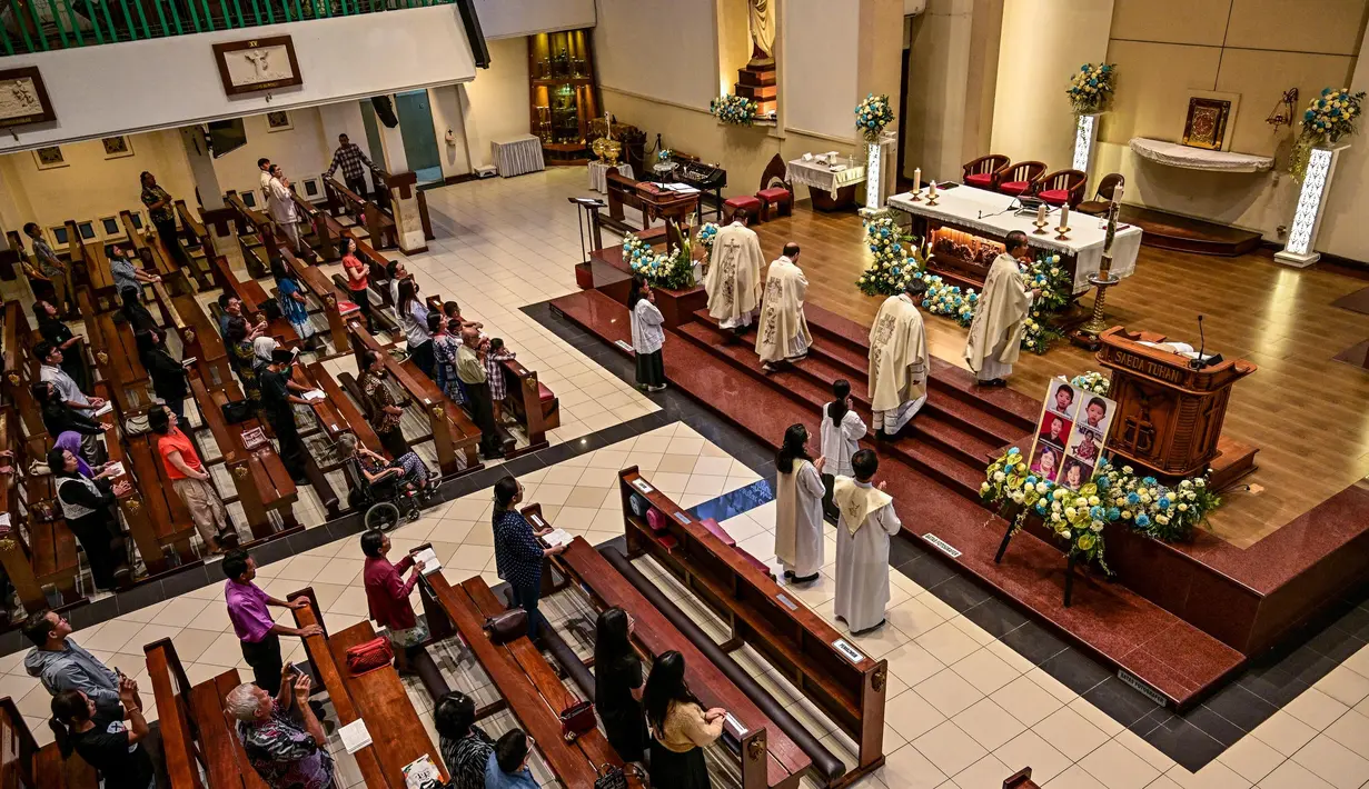 Gereja Katolik Santa Maria, Surabaya, Jawa Timur, pada Selasa (13/5/2025), menggelar peringatan tujuh tahun ledakan bom mengguncang tiga gereja di Surabaya pada Minggu pagi, 13 Mei 2018 lalu. (Juni KRISWANTO/AFP)