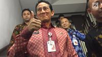 Wakil Gubernur DKI Jakarta Sandiaga Uno mengacungkan jempol sambil meninggalkan Gedung Ditreskrimum Polda Metro Jaya, Kamis (18/11). Sandiaga diperiksa sebagai saksi kasus penipuan dan penggelapan lahan di Curug Tangerang. (Liputan6.com/Immanuel Antonius)
