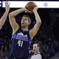 Pebasket Dallas Mavericks, Dirk Nowitzki, berusaha melewati pebasket Golden State Warriors, Omri Casspi, pada laga NBA di Oracle Arena, Oakland, Kamis (14/12/2017). Warriors menang 112-97 atas Mavericks. (AP/Marcio Sanchez)