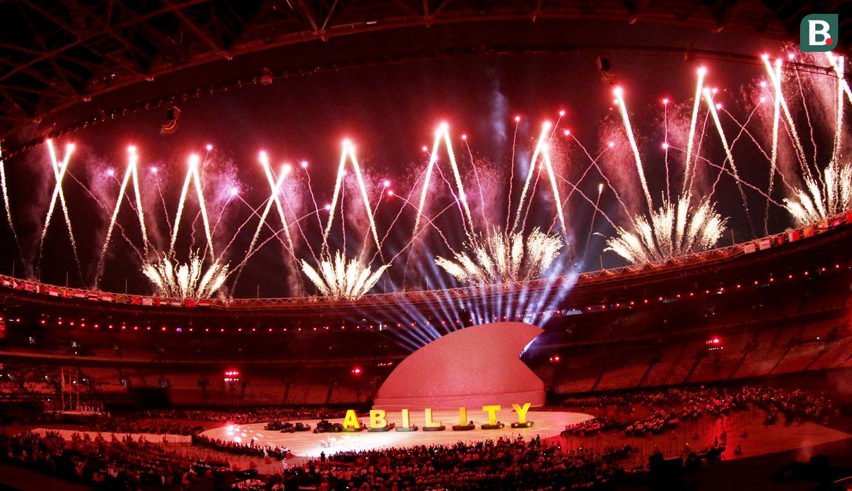 Pesta kembang api saat pembukaan Asian Para Games di SUGBK, Jakarta, Sabtu (06/10/2018). Pembukaan dimeriahkan aksi para penyandang disabilitas. (Bola.com/M Iqbal Ichsan)