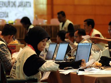 Petugas mengecek data hasil penghitungan suara Pilkada DKI Jakarta putaran kedua di Auditorium Bina Karna, Kamis (20/4). Input data ini menggunakan formulir C1 atau sertifikat hasil penghitungan suara. (Liputan6.com/Helmi Fithriansyah)