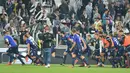 Para pemain Lazio merayakan kemenangan usai pertandingan melawan Juventus pada lanjutan Liga Serie A Italia di Stadion Allianz di Turin, (14/10). Juventus kalah 2-1 atas Lazio. (Alessandro Di Marco / ANSA via AP)
