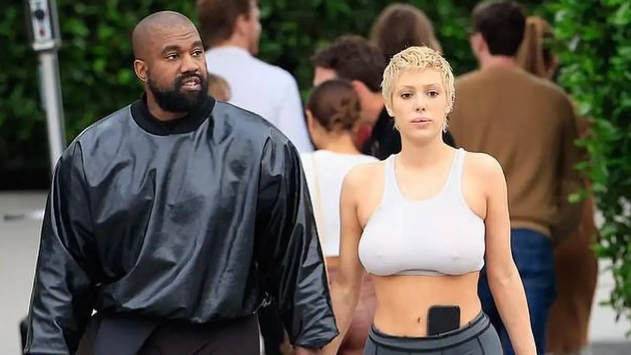 Kanye West Gandeng Tangan Bianca Censori Saat Makan di Luar, Atasan Bra Bikin Salah Fokus