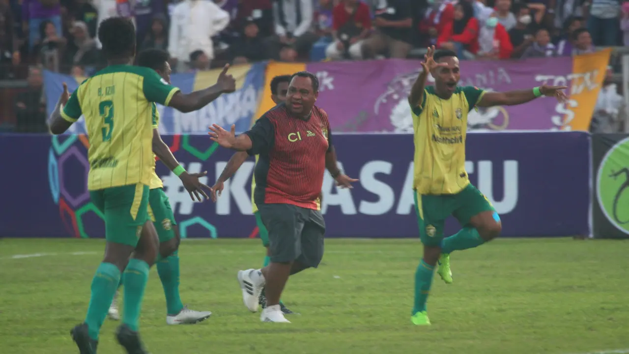 Pelatih Persewar Waropen, Carolino Ivakdalam