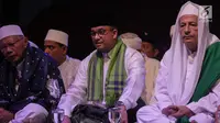 Gubernur DKI Anies Baswedan dan Habib Lutfi bin Ali Yahya saat menghadiri acara Tausiyah Kebangsaan di Silang Monas, Jakarta, Minggu (26/11). Acara digelar memperingati Hari Pahlawan dan Maulid Nabi Muhammad SAW 1439 H. (Liputan6.com/Faizal Fanani)