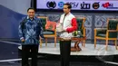 Presiden Joko Widodo mendapatkan cinderamata saat Silatuhrahmi Pers Nasional di gedung Auditorium  TVRI, Jakarta, Senin (27/4/2015). Dalam kesempatan itu Jokowi mendapatkan jaket Pers berwarna merah putih (Liputan6.com/Faizal Fanani)