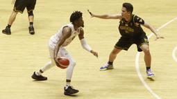 Pertandingan berlangsung sangat ketat, kedua tim saling mengejar perolehan angka sejak kuarter pertama hingga akhir pertandingan. (Bola.com/M Iqbal Ichsan)