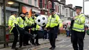 Polisi bermain bola jelang pertandingan antara West Ham United melawan MU di Stadion Upton Park, London, (10/5/2016). (Reuters/Eddie Keogh)