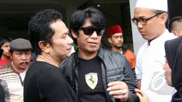 Parto Patrio berkunjung ke rumah Mpok Nori di kawasan  Bambu Apus, Jakarta Timur, Jumat (3/4/2015). Sejumlah artis mendatangi rumah Mpok Nori setelah mendengar meninggalnya  komedian senior tersebut. (Liputan6.com/Helmi Afandi)