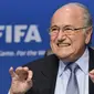 Presiden FIFA, Sepp Blatter, dilarikan ke rumah sakit akibat mengalami depresi berat. Namun, kondisinya kini berangsur-angsur membaik. (Reuters/Paulo Whitaker)