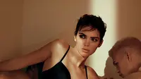  Kendall Jenner seksi dan sporty menggunakan bra dari Calvin Klein