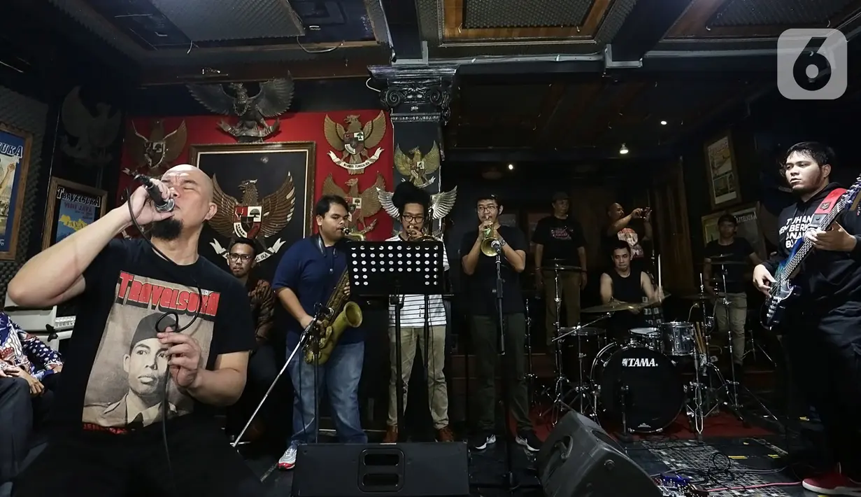 Musisi Ahmad Dhani saat berlatih musik dengan rekan-rekannya di Studio Republik Cinta, Jakarta, Selasa (30/12/2019). Ahmad Dhani langsung mengobati kerinduannya untuk bermusik dengan latihan bareng The Rock Indonesia Ahmad Dhani (TRIAD). (Fimela.com/Bambang E. Ros)