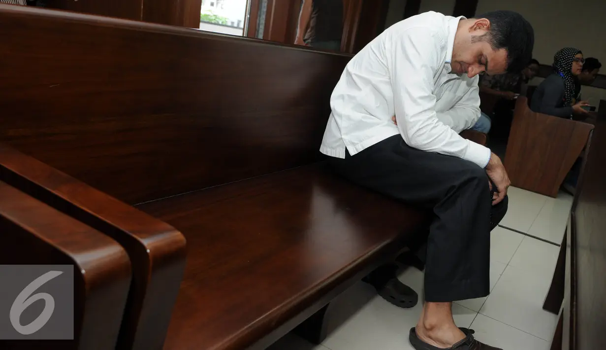 M. Nazaruddin tersangka Wisma Atlet saat menunggu sidang vonis di pengadilan Tipikor, Jakarta,Rabu (15/6) Nazarudin divonis 6 tahun penjara denda 1 miliar subsider 1 tahun. (Liputan6.com/Helmi Afandi)