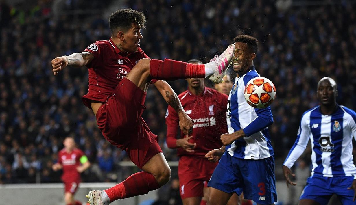 Aksi terbang penyerang Liverpool, Firminho pada leg kedua babak perempat final Liga Champions yang berlangsung di Stadion do Dragao, Porto, Kamis (17/4). Liverpool menang 4-1 atas Porto. (AFP/Paul Ellis)