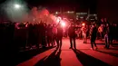 <p>Suporter Paris Saint-Germain (PSG) pergi setelah merayakan gelar Ligue 1 Prancis klub mereka kontra Lens di luar Parc des Princes, Minggu (24/4/2022) dini hari WIB. PSG juarai Liga Prancis untuk ke-10 kali meski ditahan seri Lens 1-1. (JULIEN DE ROSA / AFP)</p>