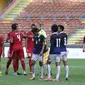 Para pemain timnas Indonesia terlibat pertikaian dengan pemain Kamboja di Stadion Shah Alam, Selangor, Kamis, (24/8/2017). Indonesia menang 2-0 atas Kamboja. (Bola.com/Vitalis Yogi Trisna)