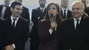 Saat penyambutan di Buenos Aires, Presiden Cristina Fernandez de Kirchner tampak berbincang dengan pelatih Alejandro Sabella (kanan), Senin (14/7/14). (REUTERS/Argentine Presidency)