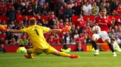 Pemain Manchester United Antony (kanan) mencetak gol ke gawang Arsenal pada pertandingan sepak bola Liga Premier Inggris di Stadion Old Trafford, Manchester, Inggris, 4 September 2022. Manchester United menang atas Arsenal dengan skor 3-1. (AP Photo/Dave Thompson)