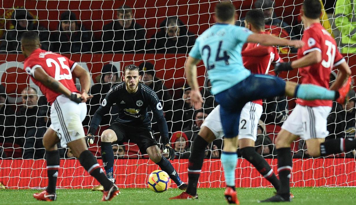 Kiper Manchester United, David de Gea, mengamati bola saat pertandingan melawan AFC Bournemouth pada laga Premier League di Stadion Old Trafford, Rabu(13/12/2017). Manchester United menang 1-0 atas AFC Bournemouth. (AP/Oli Scarff)