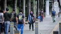 Sejumlah warga berjalan di Kawasan Sudirman, Jakarta, Kamis, (17/2/2022). Kepala BPBD DKI Jakarta Isnawa Adji mengatakan, Menteri Kesehatan (Menkes) Budi Gunadi Sadikin sudah memberikan sinyal bahwa DKI telah melewati pandemi gelombang ketiga. (Liputan6.com/Faizal Fanani)
