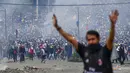 Demonstran saat bentrok dengan polisi anti huru hara di Quito (7/10/2019). Demonstran juga menuntut pemerintah membatalkan pemindahan pemerintah keluar dari ibu kota. (AFP Photo/Martin Bernetti)