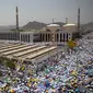 Suasana masjid Namirah yang dipenuhi ratusan ribu jemaah haji di Kota Arafah, Arab Saudi (31/8). Masjid ini hanya dibuka setahun sekali, yaitu pada tanggal 9 Dzulhijah, saat jemaah haji melaksanakan wukuf di arafah. (AP Photo / Khalil Hamra)