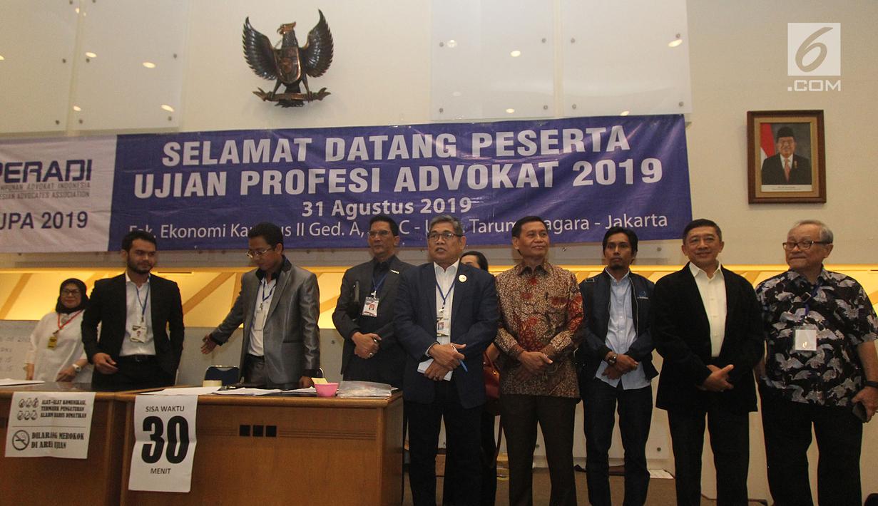 Ketua Umum DPN Peradi Fauzi Hasibuan bersama Dirjen HAM Kemenkumham Mualimin Abdi meninjau ujian profesi advokat di Universitas Taruma Negara, Jakarta, Sabtu (31/8/2019). PERADI secara serentak menyelenggarakan Ujian Profesi Advokat di 39 kota seluruh Indonesia. (Liputan6.com/Herman Zakharia)