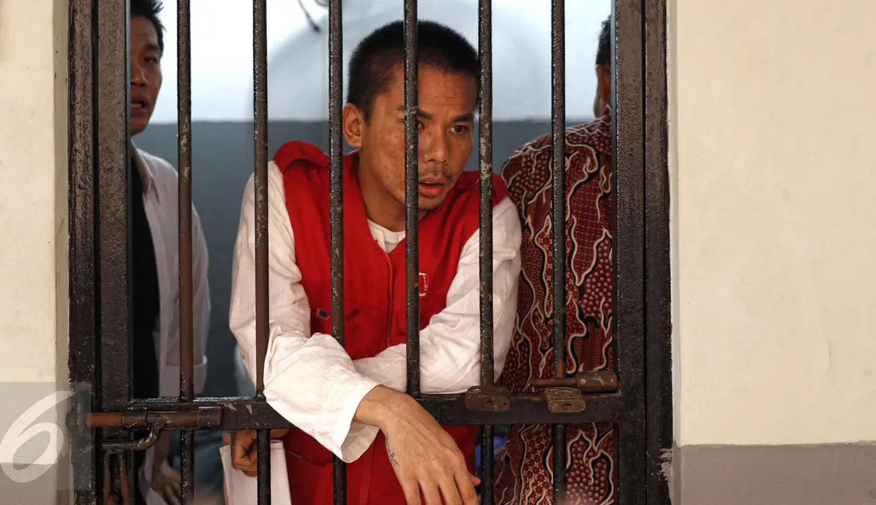 Tersangka mucikari artis, Robbie Abbas (RA) saat akan menjalani sidang perdana di Pengadilan Negeri Jakarta Selatan, Selasa (18/8/2015). Sidang berisi agenda pembacaan dakwaan terkait dugaan sebagai mucikari prostitusi artis. (Liputan6.com/Yoppy Renato)