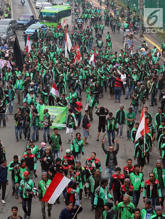 Suasana unjuk rasa pengemudi ojek online di depan Gedung MPR DPR, Jakarta, Senin (23/4). Pengunjuk rasa mensweeping bahkan memberhentikan sejumlah ojek online lain yang masih beroperasi. (Liputan6.com/Johan Tallo)