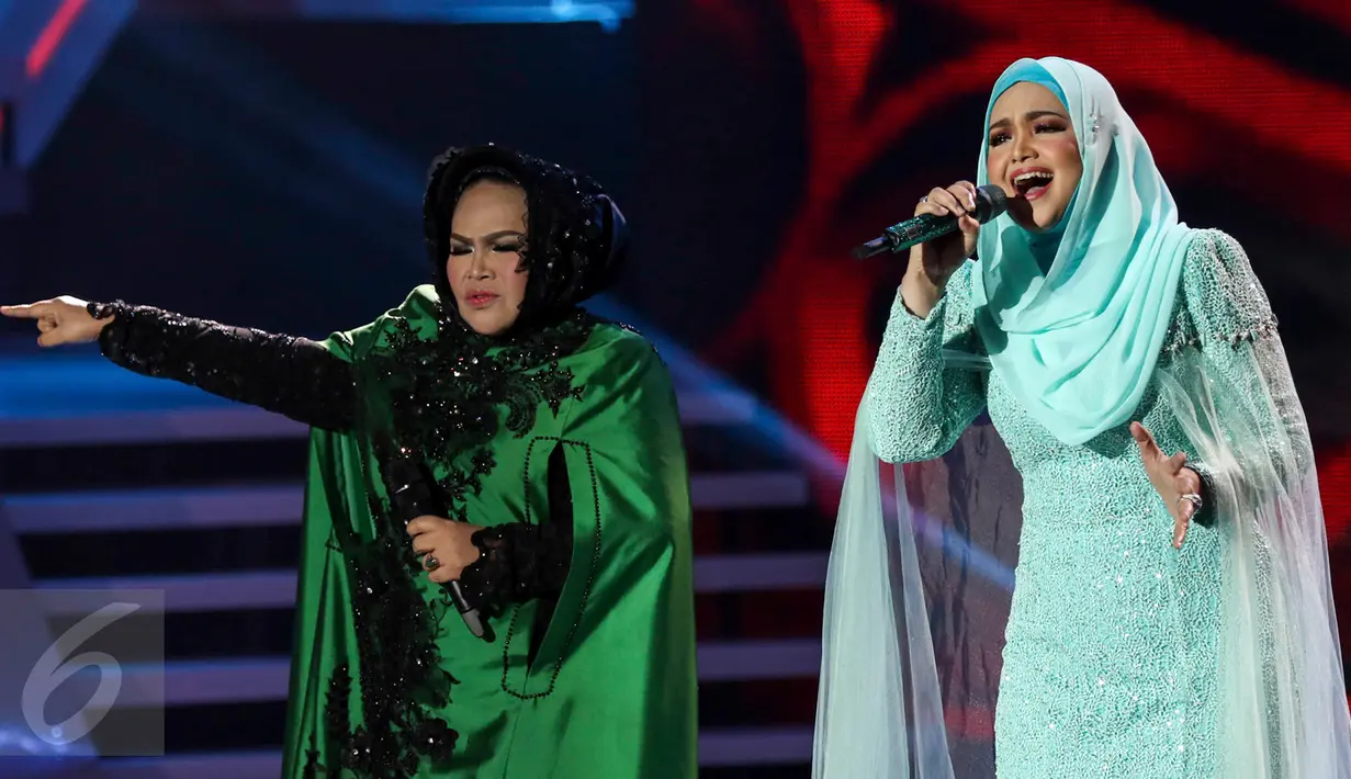 Penyanyi Siti Nurhaliza saat berduet dengan Hetty Koes Endang di acara Golden Memories International, Jakarta, Kamis (12/1). Bagi Siti acara ini menjadi spesial untuknya. Karena ulang tahunnya sama seperti Indosiar. (Liputan6.com/Yoppy Renato)