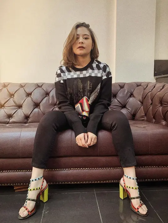 "Dulu aku pernah bilang ke papaku 'Kalau di agama enggak boleh nikah (diperbolehkan tidak nikah) I think I don't wanna get married'. Papa mamaku kayak 'HA?' shock," kata Prilly Latuconsina di YouTube-nya yang diunggah pada Senin (3/8/2020). (Instagram/prillylatuconsina96)