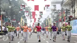 Sejumlah wanita mengenakan kebaya saat parade seni budaya menuju Gedung Merdeka, Bandung, Jawa Barat, Rabu (1/6/2016).Parade ini juga dihadiri oleh Walikota Bandung, Ridwan Kamil. (Liputan6.com/Faizal Fanani)