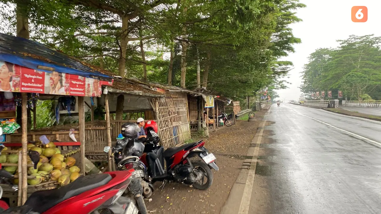 Bangunan liar di sempadan Jalan Provinsi wilayah Jalur Lingkar Selatan, Sukabumi. (Liputan6.com/Fira Syahrin).