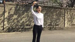 Menggunakan kemeja putih polos dengan celana kain hitam membuat penampilannya terlihat cukup formal. Namun, cara berpakaian wanita pemeran Kim So Yong di drama Korea Selatan Mr.Queen ini membuatnya terlihat cukup santai. (Liputan6.com/IG/@shinhs831)