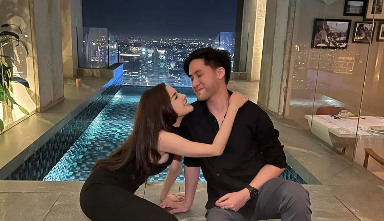 Selama dua tahun menjalani pernikahan, pasangan muda ini memang kerap tampil harmonis. Banyak habiskan waktu bersama keduanya pun kerap saling mendukung karier masing-masing. Diketahui bahwa selama ini keduanya sudah 7 tahun bersama sejak menjalani masa pacaran.
 (Liputan6.com/IG/@kevinaprilio)