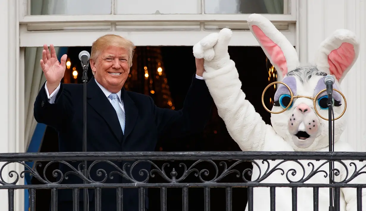 Presiden AS Donald Trump dan badut Kelinci Paskah menyapa tamu undangan usai memberikan pidato dalam perayaan Easter Egg Roll di Gedung Putih, Washington (4/2). (AP Photo / Carolyn Kaster)