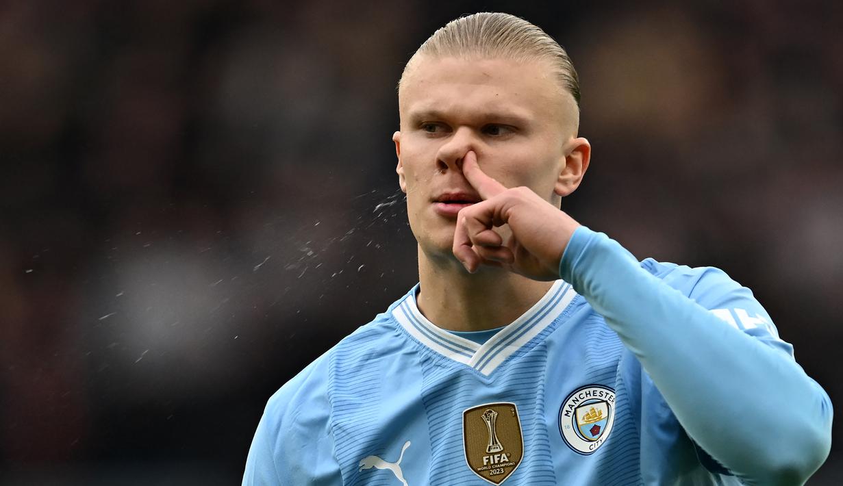 <p>Pemain Manchester City, Erling Haaland membersihkan hidungnya pada laga lanjutan Liga Inggris 2023/2024 melawan Manchester United di Etihad Stadium, Manchester, Inggris, Minggu (03/03/2024) WIB. (AFP/Paul Ellis)</p>