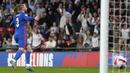 Pemain Inggris Luke Shaw melakukan selebrasi usai mencetak gol ke gawang Swiss pada pertandingan uji coba di Stadion Wembley, London, Inggris, 26 Maret 2022. Inggris menang 2-1. (AP Photo/Alastair Grant)