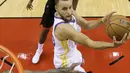 Aksi pemain Golden State Warriors, Stephen Curry melakukan tembakan saat melawan Rockets pada gim kelima final NBA basketball Wilayah Barat di Toyota Center, Houston, (24/5/2018). Houston menang 98-94. (AP/David J. Phillip)