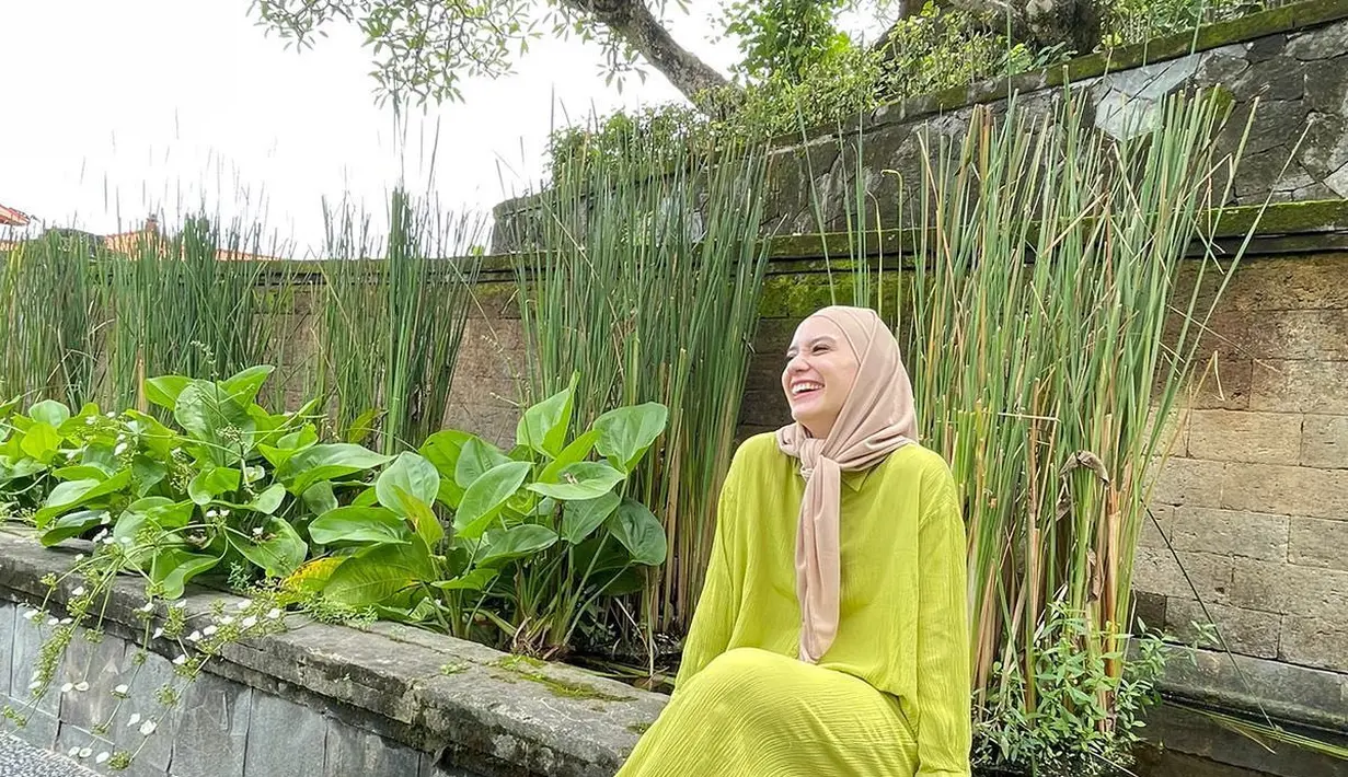 Untuk gaya kasual hijab simple simpul depan lainnya adalah pemilihan outift set monokrom. [Foto: @anneofficial1990]